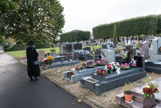 Veuve en noir au cimeti&egrave;re colombarium.
