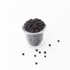 Fototapeta na wymiar Black pepper in glass bowl isolated on white background