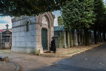 Fototapeta na wymiar Veuve en noir au cimetière colombarium.