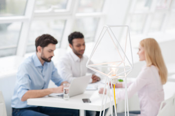 Obraz premium Young coworkers having brainstorming session in modern offic