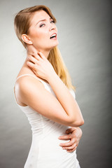 Naklejka premium woman scratching her itchy neck with allergy rash