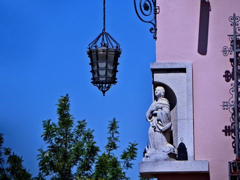 Estatueta. Pormenor de edificio situado junto ao Penedo da Saudade em Coimbra, Portugal