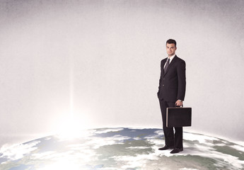 Obraz premium man standing in front of city landscape