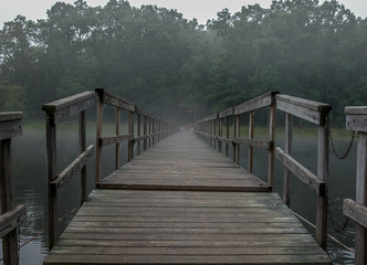 Obraz premium foggy footbridge