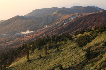 晩秋の渋峠より望む草津白根山