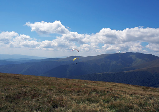 Flights on a paraplane over mountain tops