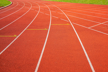 Laufbahnen bzw. Kampfbahnen auf einem Sportplatz