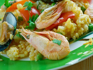 Mexican dish prepared with white rice and seafood.