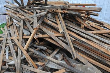 Bau-Holz auf Haufen bereit zur Entsorgung