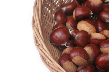 castagne in un cesto su sfondo bianco