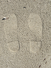 impronte di scarpe sulla sabbia