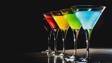 Veelkleurige cocktails aan de bar.