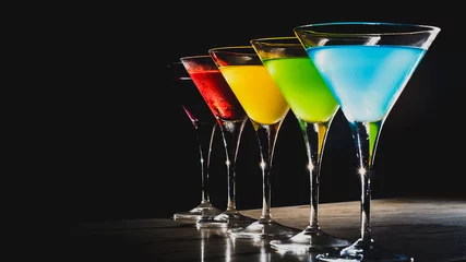 Deurstickers Cocktail Veelkleurige cocktails aan de bar.