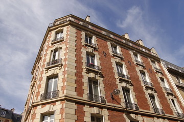 Immeuble ancien en briques à Paris