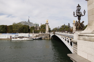 Fototapeta na wymiar Pont Alexandre III sur la Seine à Paris