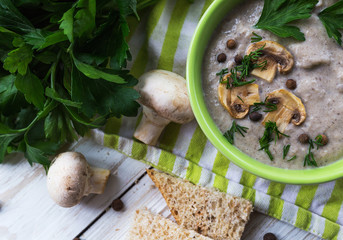 Mushroom puree soup with allspice, parsley, champignons and toas