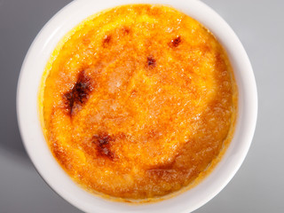 Creme Brulee, one portion, close up, horizontal shot