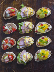 野菜と果物のオープンサンド