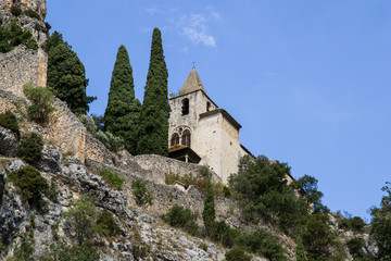 Fototapeta na wymiar Chiesa di di Notre Dame de Beauvoir a Moustiers Sainte Marie, Francia