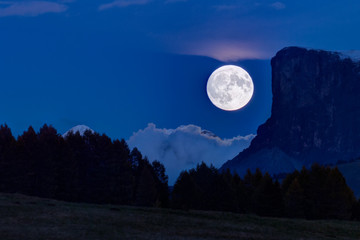 Rising full moon © Josef Krcil