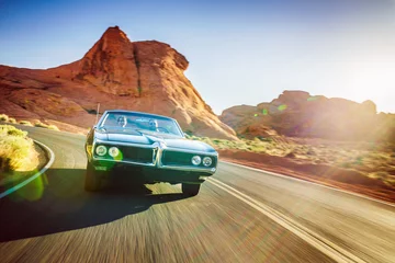 Fototapete Schnelle Autos driving fast through desert in vintage hot rod car