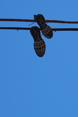 Scarpe appese