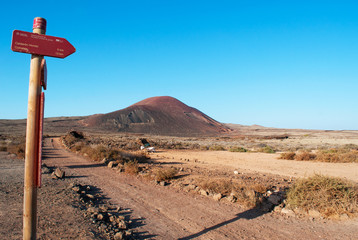 Fuerteventura, isole Canarie: la Montagna Colorata e il cartello per il sentiero che porta al...