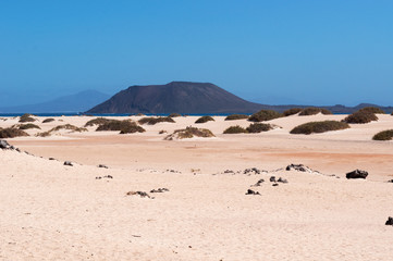 Fuerteventura, Isole Canarie: Grande Playas beach, una delle spiagge più famose per il surf e il kitesurf, con vista sull'isolotto di Lobos il 31 agosto 2016 