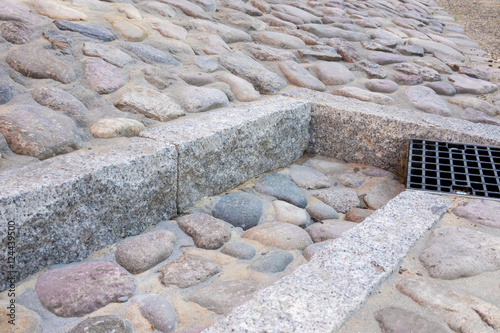 "Neue Pflasterrinne aus Kopfsteinpflaster" Stockfotos und lizenzfreie