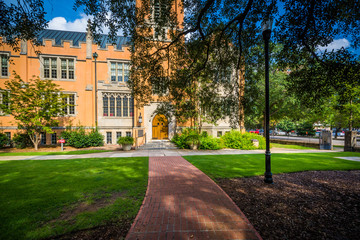 Fototapeta premium Walkway and the exterior of Trinity Episcopal Cathedral, in Colu