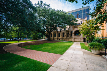 Fototapeta premium Walkway and the exterior of Trinity Episcopal Cathedral, in Colu