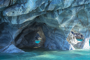 パタゴニア地方のマーブルカテドラルの奇観