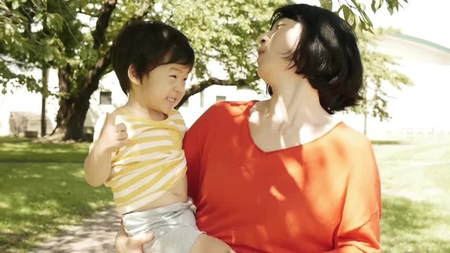 親子　赤ちゃんを抱っこする母親　動画素材