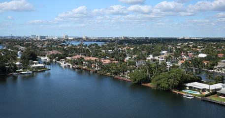 Fototapeta premium Aerial view of Fort Lauderdale's skyline and waterway canals