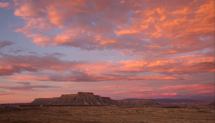Fototapeta na wymiar Sunrise over South Caineville Mesa