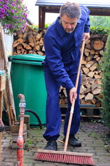 Mann arbeitet mit Besen, säubern