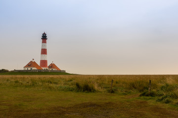 Fototapeta na wymiar Leuchtturm an der Nordsee