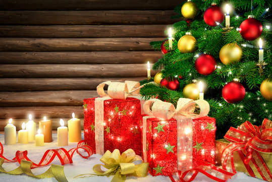 Elegante Dekoration für Weihnachten, mit Weihnachtsbaum, Kerzen und Holz Hintergrund 