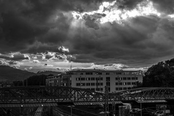 Gleise und Fahrradbrücke am Bahnhof in Freiburg (schwarzweiss)