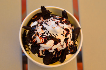  vanilla icecream with chocolate and cookies