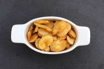 Frutos secos, habas fritas en aceite de oliva