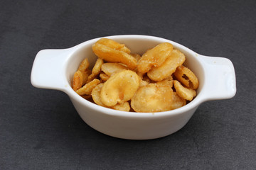 Frutos secos, habas fritas en aceite de oliva