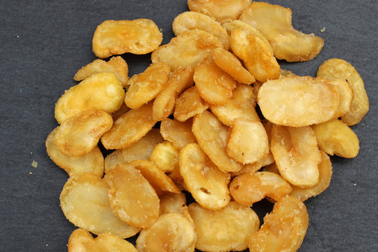 Frutos secos, habas fritas en aceite de oliva