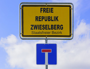 Ortschild zur Freien Republik Zwieselberg in Bayern