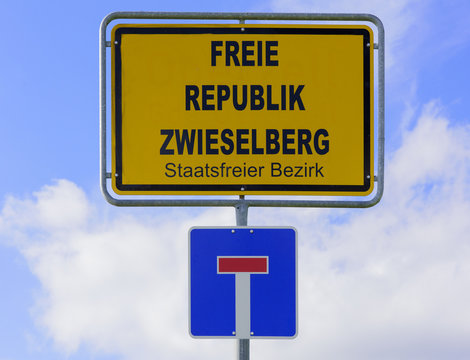 Ortschild zur Freien Republik Zwieselberg in Bayern