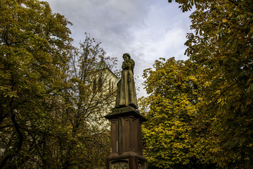 Denkmal mit dem Franziskanermönch Bertold Schwarz auf dem Rathausplatz in Freiburg im Breisgau