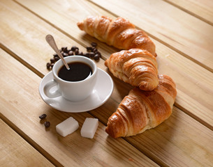prima colazione con caffè e croissant