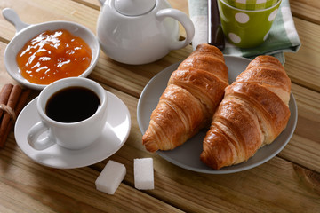 prima colazione con caffè e croissant