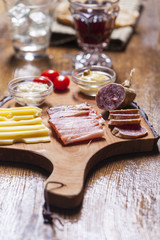 Südtiroler Spezialitäten auf Holz