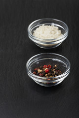 Salz und Pfeffer in Glasschalen